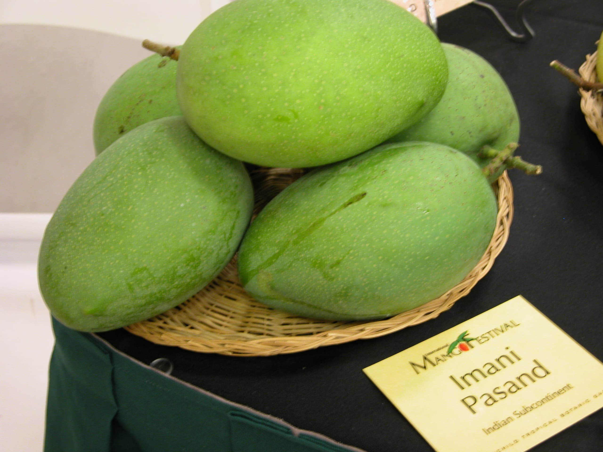 Imam Pasand mangoes arranged in a basket